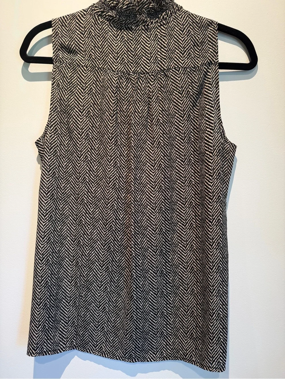 J. Crew Sleeveless V-Neck Herringbone Silk Top - Black & White size 6